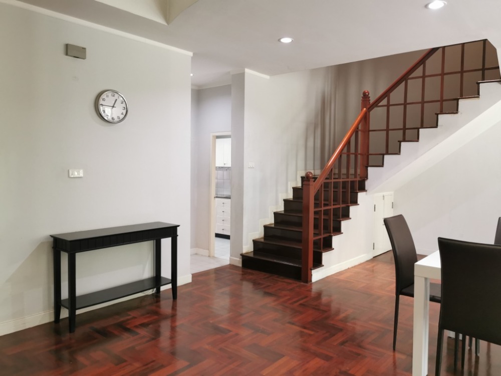 ให้เช่าทาวน์โฮมสะพานควาย จตุจักร : ให้เช่าทาวน์เฮ้าส์รักษาความปลอดภัย 24 ชั่วโมง ขนาด 3 ชั้น 4 ห้องนอน 5 ห้องน้ำ พื้นที่กว่า 350 ตารางเมตร เฟอร์นิเจอร์ครบ วิภาวดีรังสิต-รัชดาภิเษก