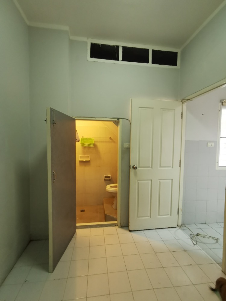 ให้เช่าทาวน์โฮมสะพานควาย จตุจักร : ให้เช่าทาวน์เฮ้าส์รักษาความปลอดภัย 24 ชั่วโมง ขนาด 3 ชั้น 4 ห้องนอน 5 ห้องน้ำ พื้นที่กว่า 350 ตารางเมตร เฟอร์นิเจอร์ครบ วิภาวดีรังสิต-รัชดาภิเษก