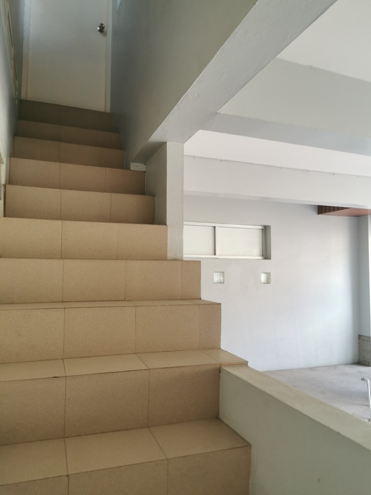 ให้เช่าทาวน์โฮมสะพานควาย จตุจักร : ให้เช่าทาวน์เฮ้าส์รักษาความปลอดภัย 24 ชั่วโมง ขนาด 3 ชั้น 4 ห้องนอน 5 ห้องน้ำ พื้นที่กว่า 350 ตารางเมตร เฟอร์นิเจอร์ครบ วิภาวดีรังสิต-รัชดาภิเษก