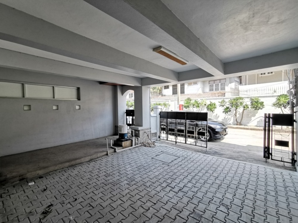 ให้เช่าทาวน์โฮมสะพานควาย จตุจักร : ให้เช่าทาวน์เฮ้าส์รักษาความปลอดภัย 24 ชั่วโมง ขนาด 3 ชั้น 4 ห้องนอน 5 ห้องน้ำ พื้นที่กว่า 350 ตารางเมตร เฟอร์นิเจอร์ครบ วิภาวดีรังสิต-รัชดาภิเษก