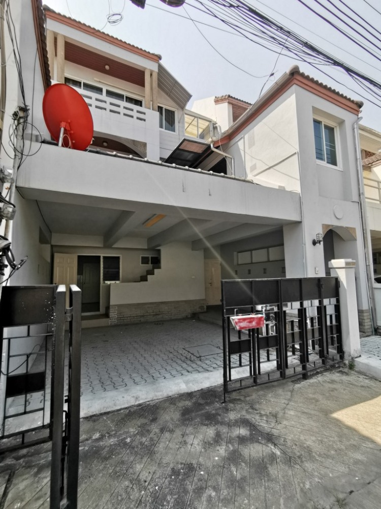 ให้เช่าทาวน์โฮมสะพานควาย จตุจักร : ให้เช่าทาวน์เฮ้าส์รักษาความปลอดภัย 24 ชั่วโมง ขนาด 3 ชั้น 4 ห้องนอน 5 ห้องน้ำ พื้นที่กว่า 350 ตารางเมตร เฟอร์นิเจอร์ครบ วิภาวดีรังสิต-รัชดาภิเษก