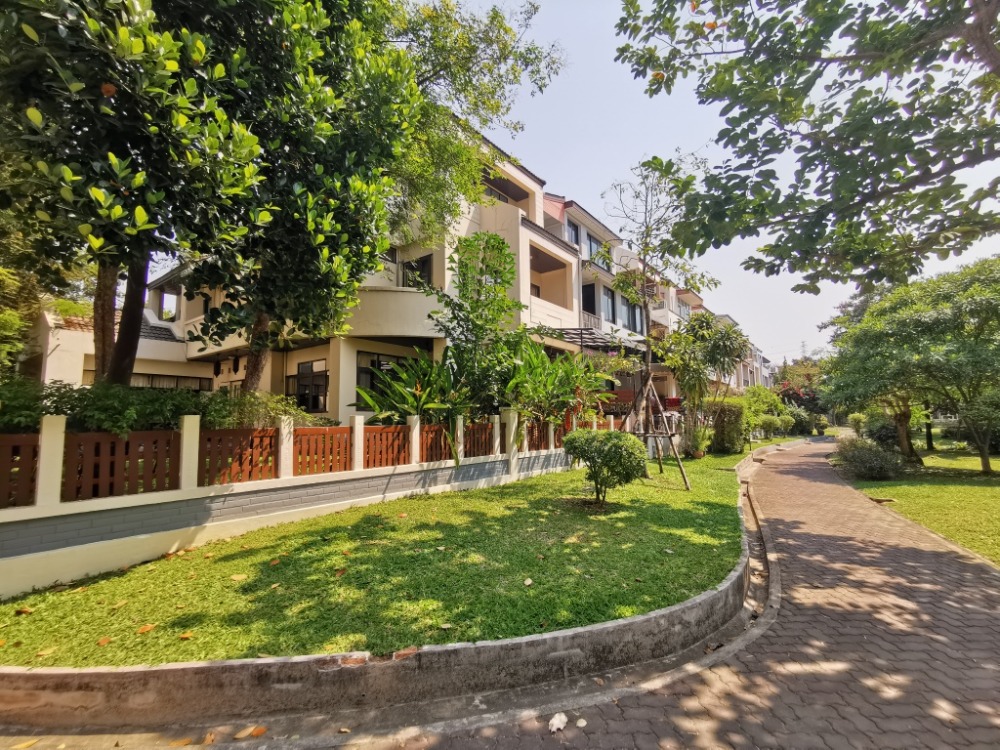 ให้เช่าทาวน์โฮมสะพานควาย จตุจักร : ให้เช่าทาวน์เฮ้าส์รักษาความปลอดภัย 24 ชั่วโมง ขนาด 3 ชั้น 4 ห้องนอน 5 ห้องน้ำ พื้นที่กว่า 350 ตารางเมตร เฟอร์นิเจอร์ครบ วิภาวดีรังสิต-รัชดาภิเษก