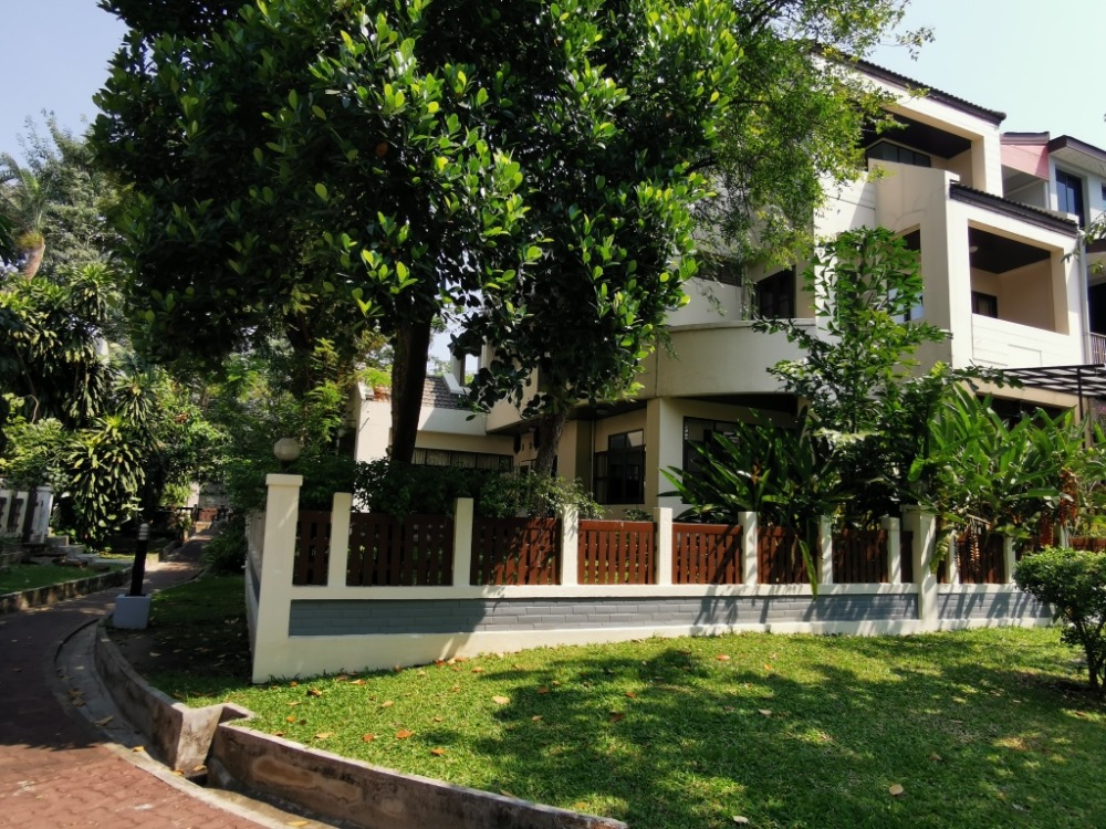 ให้เช่าทาวน์โฮมสะพานควาย จตุจักร : ให้เช่าทาวน์เฮ้าส์รักษาความปลอดภัย 24 ชั่วโมง ขนาด 3 ชั้น 4 ห้องนอน 5 ห้องน้ำ พื้นที่กว่า 350 ตารางเมตร เฟอร์นิเจอร์ครบ วิภาวดีรังสิต-รัชดาภิเษก