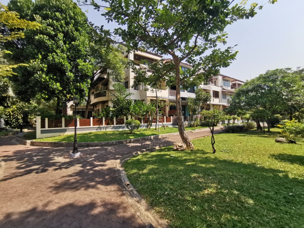 ให้เช่าทาวน์โฮมสะพานควาย จตุจักร : ให้เช่าทาวน์เฮ้าส์รักษาความปลอดภัย 24 ชั่วโมง ขนาด 3 ชั้น 4 ห้องนอน 5 ห้องน้ำ พื้นที่กว่า 350 ตารางเมตร เฟอร์นิเจอร์ครบ วิภาวดีรังสิต-รัชดาภิเษก