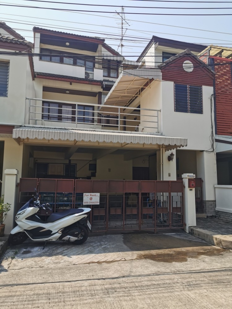 ให้เช่าทาวน์โฮมสะพานควาย จตุจักร : ให้เช่าทาวน์เฮ้าส์รักษาความปลอดภัย 24 ชั่วโมง ขนาด 3 ชั้น 4 ห้องนอน 5 ห้องน้ำ พื้นที่กว่า 350 ตารางเมตร เฟอร์นิเจอร์ครบ วิภาวดีรังสิต-รัชดาภิเษก