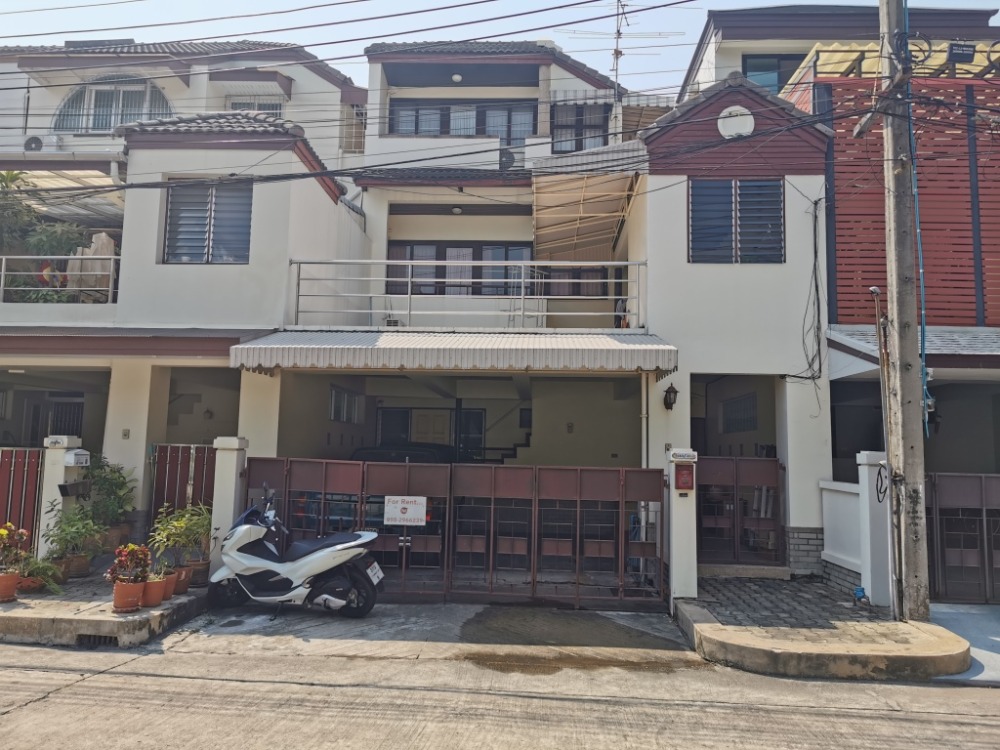 ให้เช่าทาวน์โฮมสะพานควาย จตุจักร : ให้เช่าทาวน์เฮ้าส์รักษาความปลอดภัย 24 ชั่วโมง ขนาด 3 ชั้น 4 ห้องนอน 5 ห้องน้ำ พื้นที่กว่า 350 ตารางเมตร เฟอร์นิเจอร์ครบ วิภาวดีรังสิต-รัชดาภิเษก