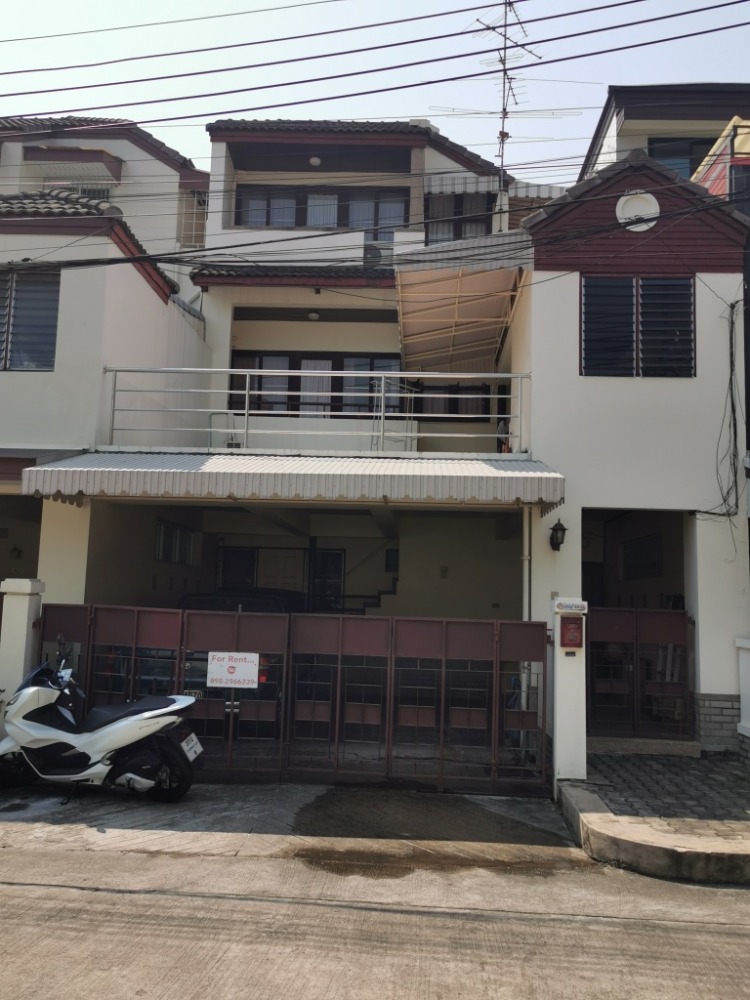 ให้เช่าทาวน์โฮมสะพานควาย จตุจักร : ให้เช่าทาวน์เฮ้าส์รักษาความปลอดภัย 24 ชั่วโมง ขนาด 3 ชั้น 4 ห้องนอน 5 ห้องน้ำ พื้นที่กว่า 350 ตารางเมตร เฟอร์นิเจอร์ครบ วิภาวดีรังสิต-รัชดาภิเษก