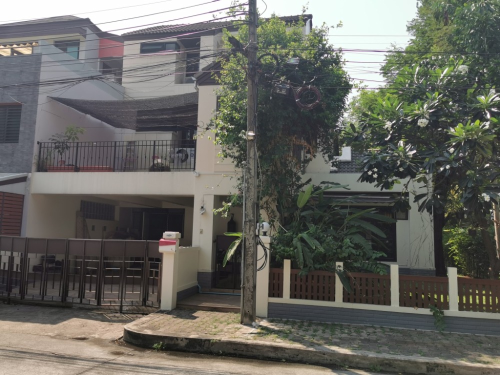 ให้เช่าทาวน์โฮมสะพานควาย จตุจักร : ให้เช่าทาวน์เฮ้าส์รักษาความปลอดภัย 24 ชั่วโมง ขนาด 3 ชั้น 4 ห้องนอน 5 ห้องน้ำ พื้นที่กว่า 350 ตารางเมตร เฟอร์นิเจอร์ครบ วิภาวดีรังสิต-รัชดาภิเษก