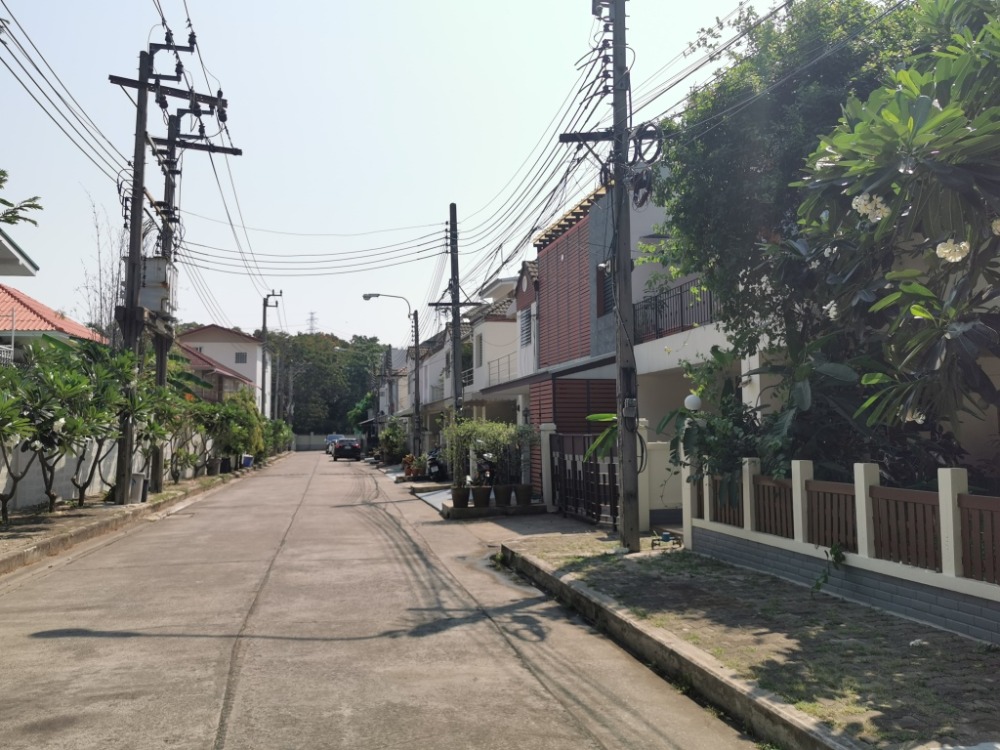 ให้เช่าทาวน์โฮมสะพานควาย จตุจักร : ให้เช่าทาวน์เฮ้าส์รักษาความปลอดภัย 24 ชั่วโมง ขนาด 3 ชั้น 4 ห้องนอน 5 ห้องน้ำ พื้นที่กว่า 350 ตารางเมตร เฟอร์นิเจอร์ครบ วิภาวดีรังสิต-รัชดาภิเษก