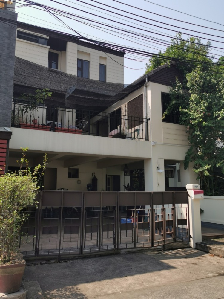 ให้เช่าทาวน์โฮมสะพานควาย จตุจักร : ให้เช่าทาวน์เฮ้าส์รักษาความปลอดภัย 24 ชั่วโมง ขนาด 3 ชั้น 4 ห้องนอน 5 ห้องน้ำ พื้นที่กว่า 350 ตารางเมตร เฟอร์นิเจอร์ครบ วิภาวดีรังสิต-รัชดาภิเษก