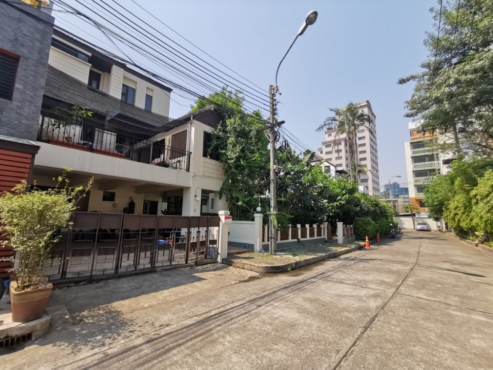 ให้เช่าทาวน์โฮมสะพานควาย จตุจักร : ให้เช่าทาวน์เฮ้าส์รักษาความปลอดภัย 24 ชั่วโมง ขนาด 3 ชั้น 4 ห้องนอน 5 ห้องน้ำ พื้นที่กว่า 350 ตารางเมตร เฟอร์นิเจอร์ครบ วิภาวดีรังสิต-รัชดาภิเษก