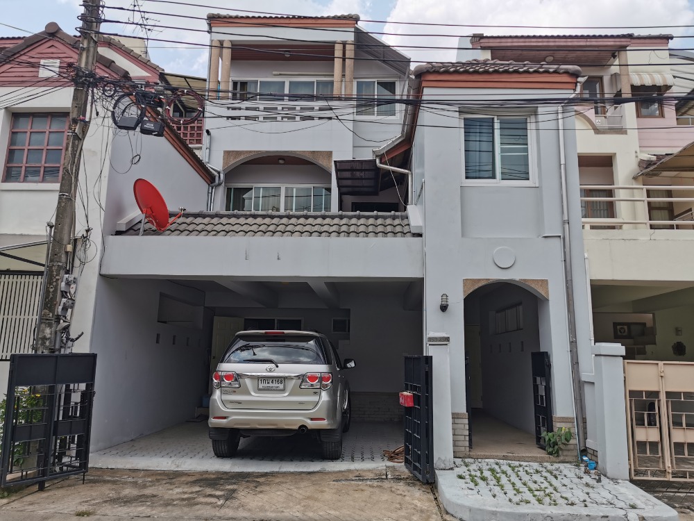 ให้เช่าทาวน์โฮมสะพานควาย จตุจักร : ให้เช่าทาวน์เฮ้าส์รักษาความปลอดภัย 24 ชั่วโมง ขนาด 3 ชั้น 4 ห้องนอน 5 ห้องน้ำ พื้นที่กว่า 350 ตารางเมตร เฟอร์นิเจอร์ครบ วิภาวดีรังสิต-รัชดาภิเษก