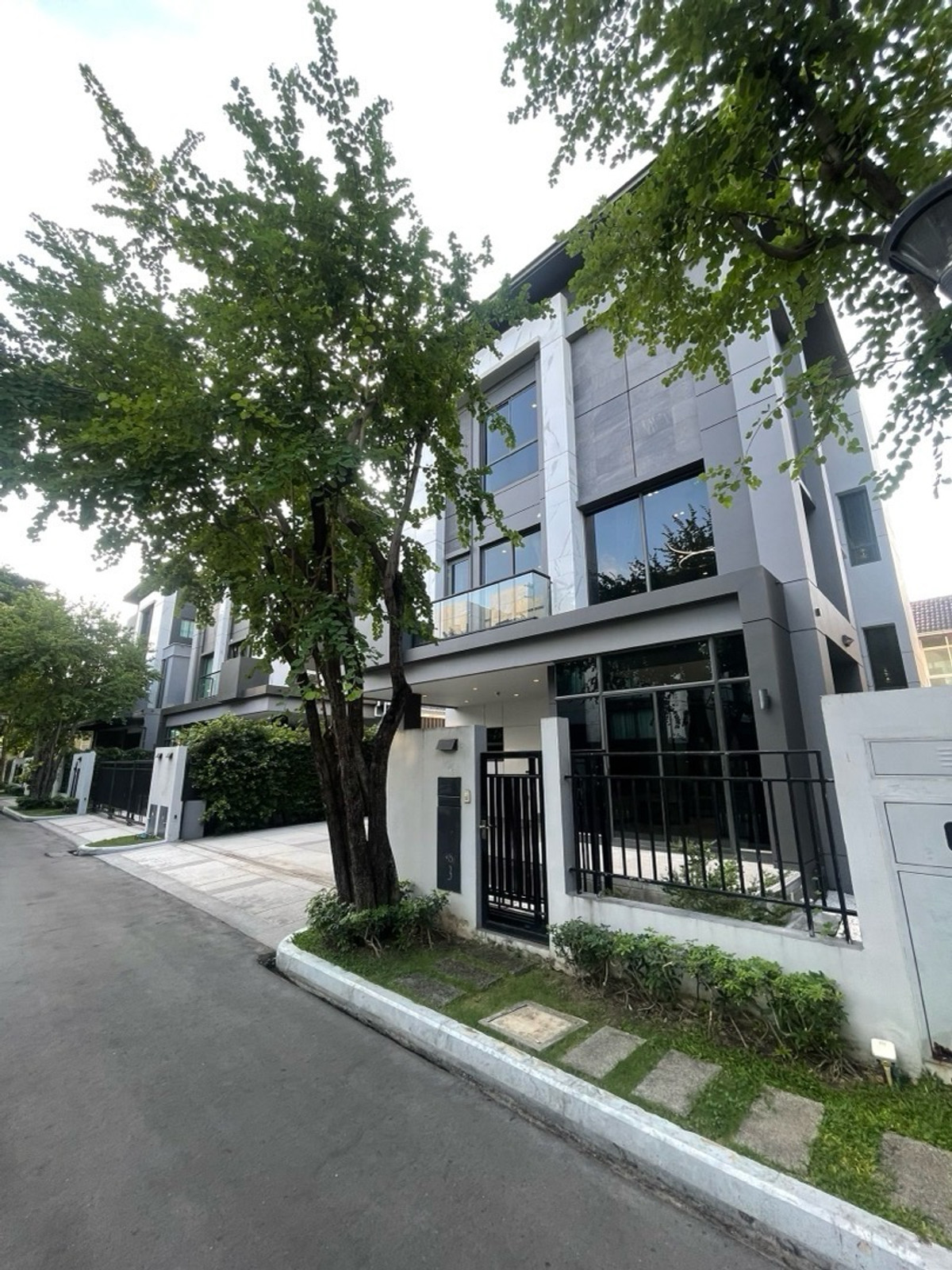 ขายบ้านลาดพร้าว101 แฮปปี้แลนด์ : 📢 บ้านหรู 3 ชั้น สำหรับขายและให้เช่า | The Gentry เอกมัย–ลาดพร้าว | ใกล้ทางด่วน