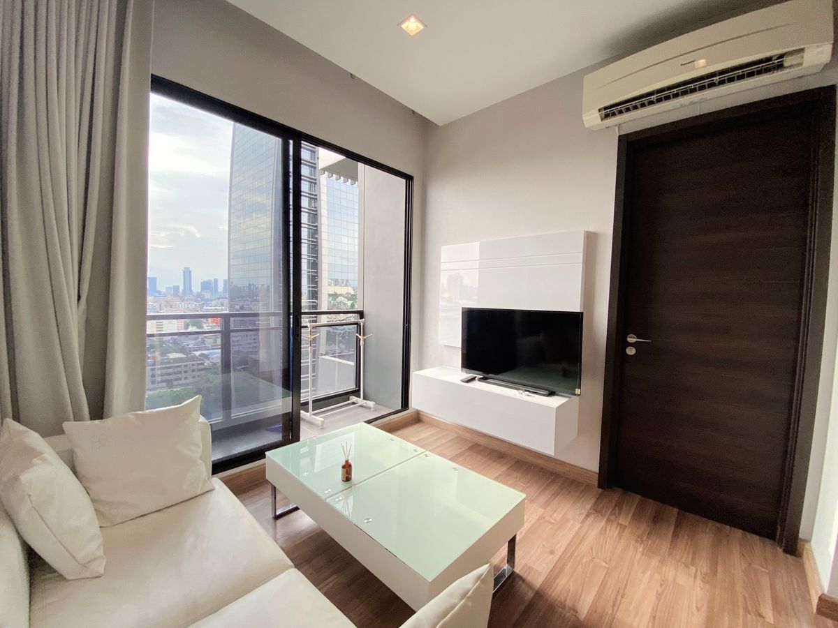 ให้เช่าคอนโดรัชดา ห้วยขวาง : Ivy Ampio Luxury Condominium Ready to move in ราคาดร ทำเลดีอยู่ใกล้ MRT สถานีศูนย์วัฒนธรรม, Esplanade รัชดา, Fortune Town, เซ็นทรัลพระราม 9, The Street รัชดา