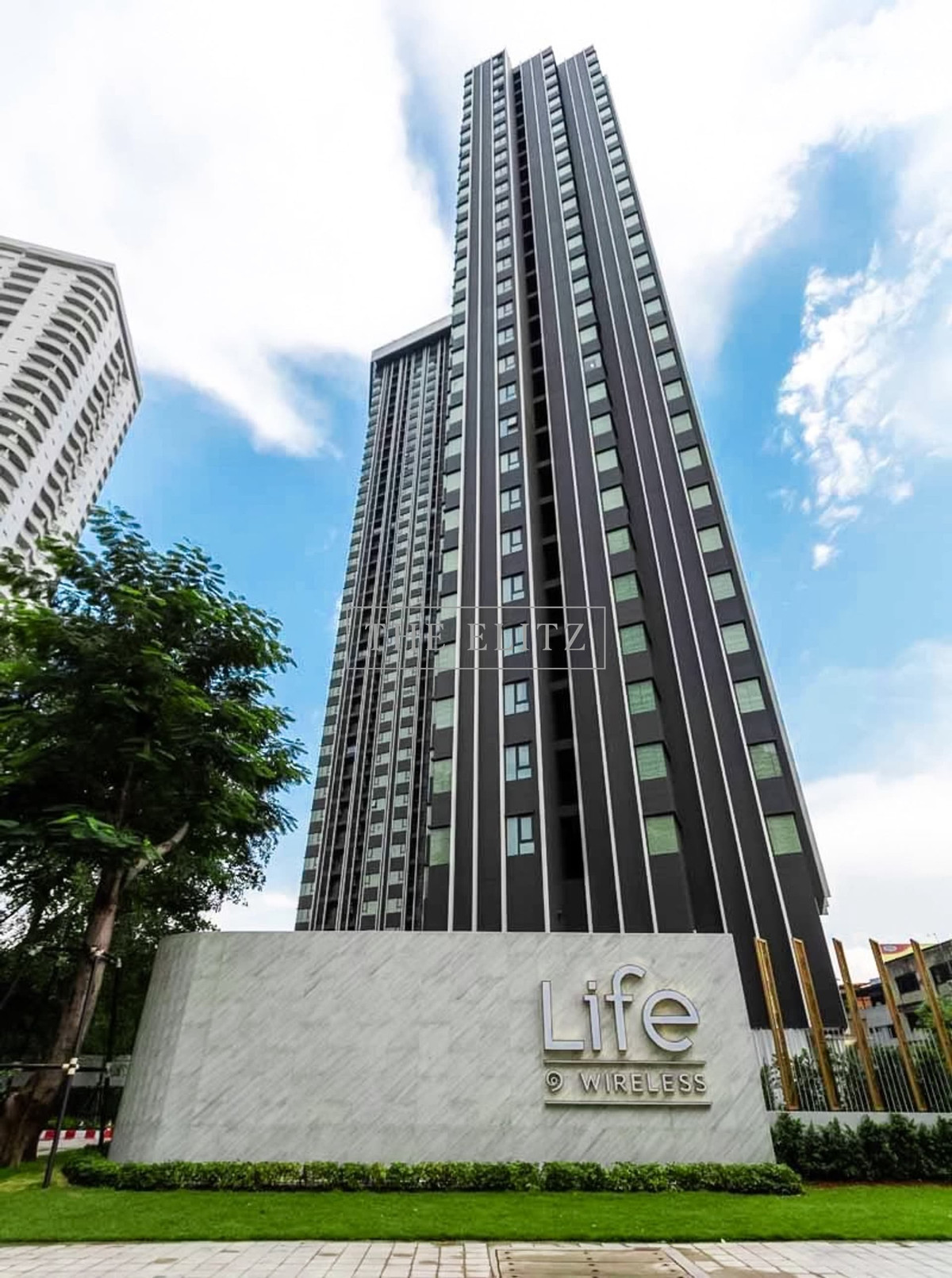 ให้เช่าคอนโดวิทยุ ชิดลม หลังสวน : ✨ ที่สุดของ Rooftop Facilities ในย่านเพลินจิต สระว่ายน้ำลอยฟ้าและ Sky Club ที่สวยที่สุดที่ Life One Wireless 🎉