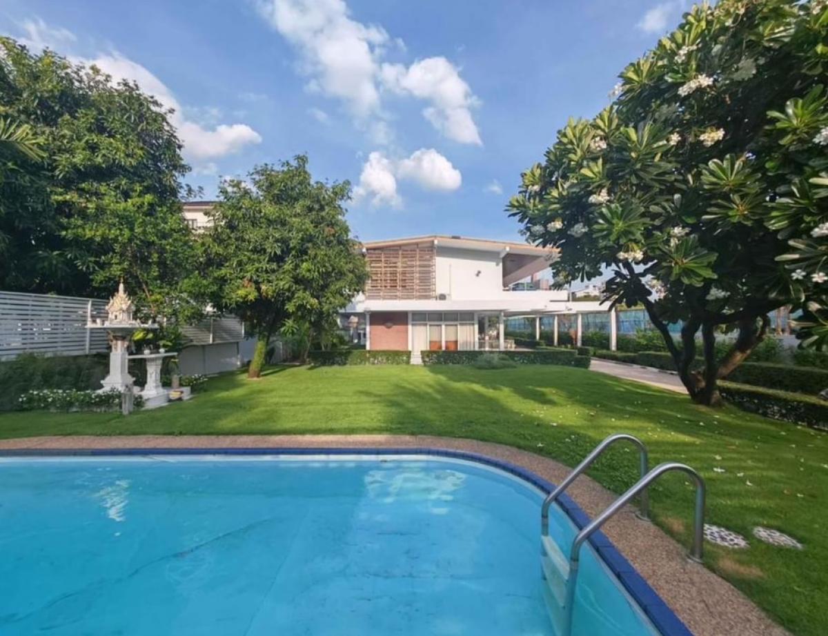 ให้เช่าบ้านอารีย์ อนุสาวรีย์ : For Rent Villa Detached House with Huge Green Garden Soi Ratchawithi - Victory Monument, Phaya Thai, BKK