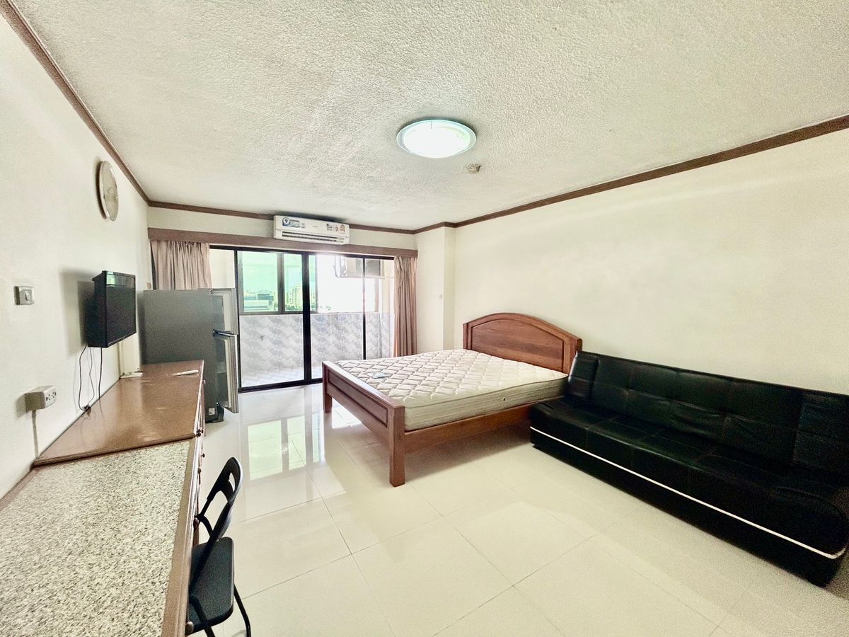 For SaleCondoRatchadapisek, Huaikwang, Suttisan : Condo for sale Sriwara Mansion 1, 18th floor, room 236/438 Location: Ratchadaphisek Road (behind Big C Ratchada) 🚶‍♂️ 5 minutes walk to MRT Cultural Center 🚇 Convenient transportation