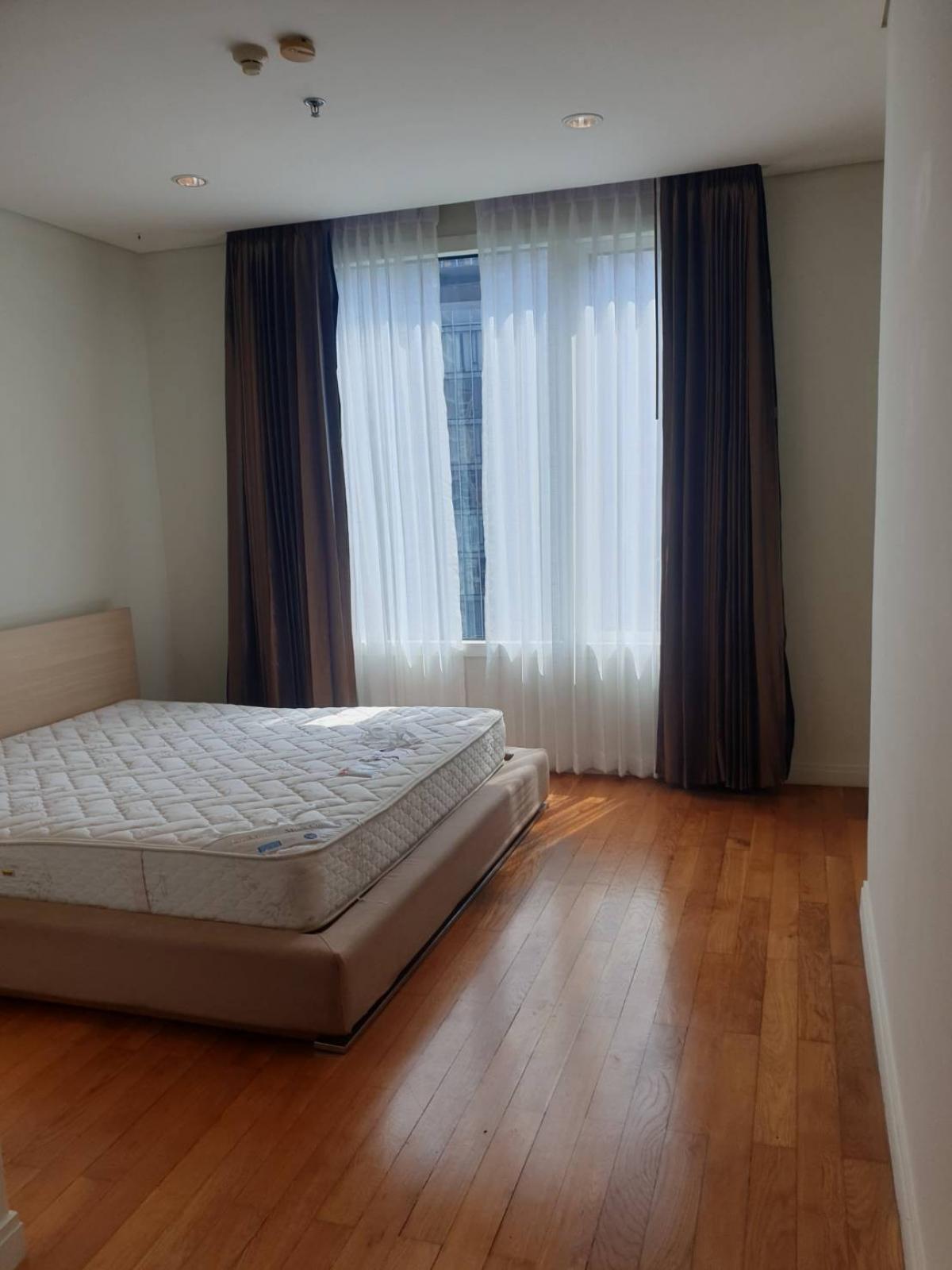 For RentCondoSilom, Saladaeng, Bangrak : For rent Royal Saladeng 4 bedroom 4 bathroom 210 sqm rent fee 100,000 per month rainy 081 8895470