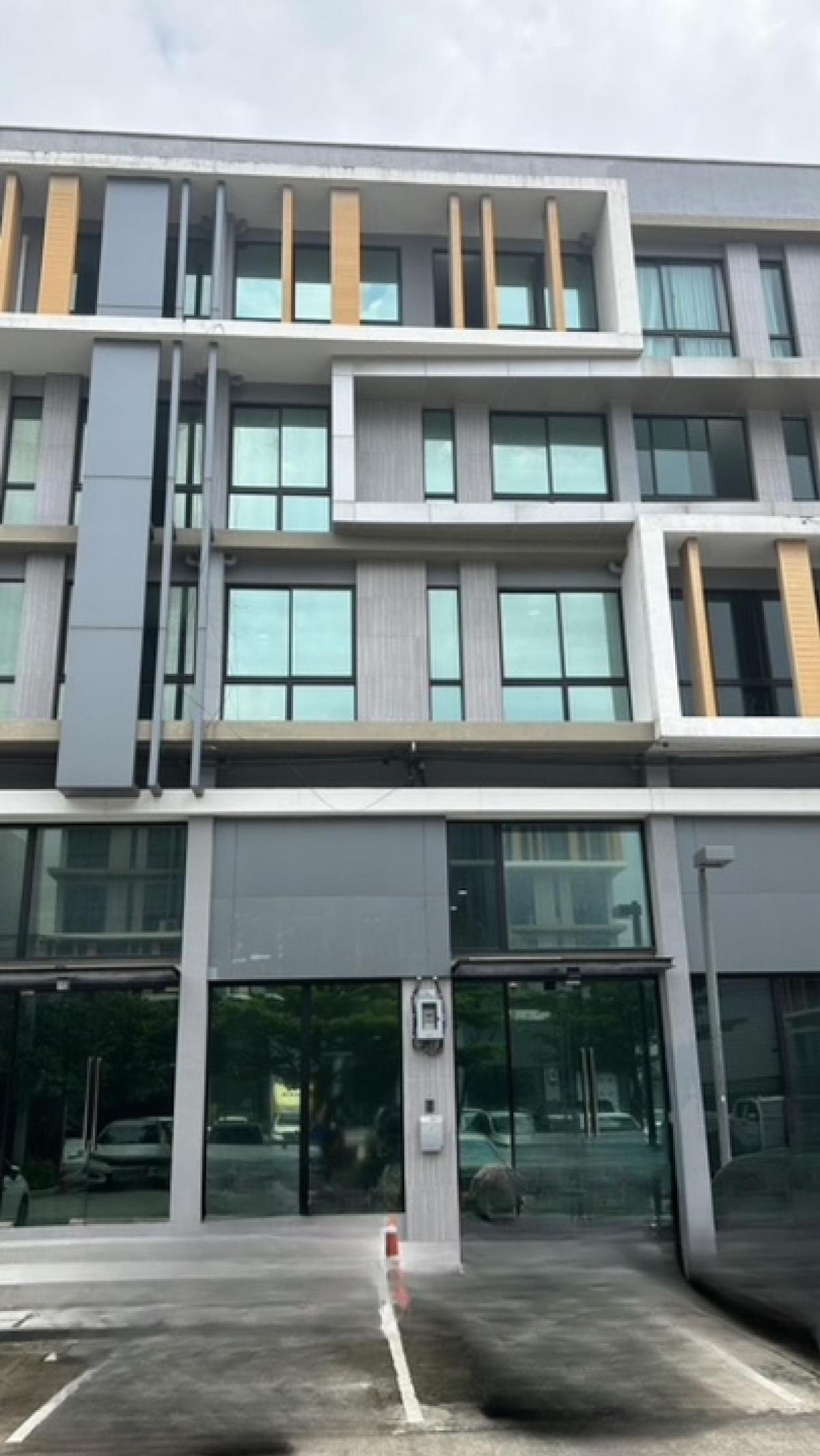 For RentHome OfficeKaset Nawamin,Ladplakao : Rental home offices, Kaset-Nawamin (Prasert Manukit Road), good location, suitable for car users