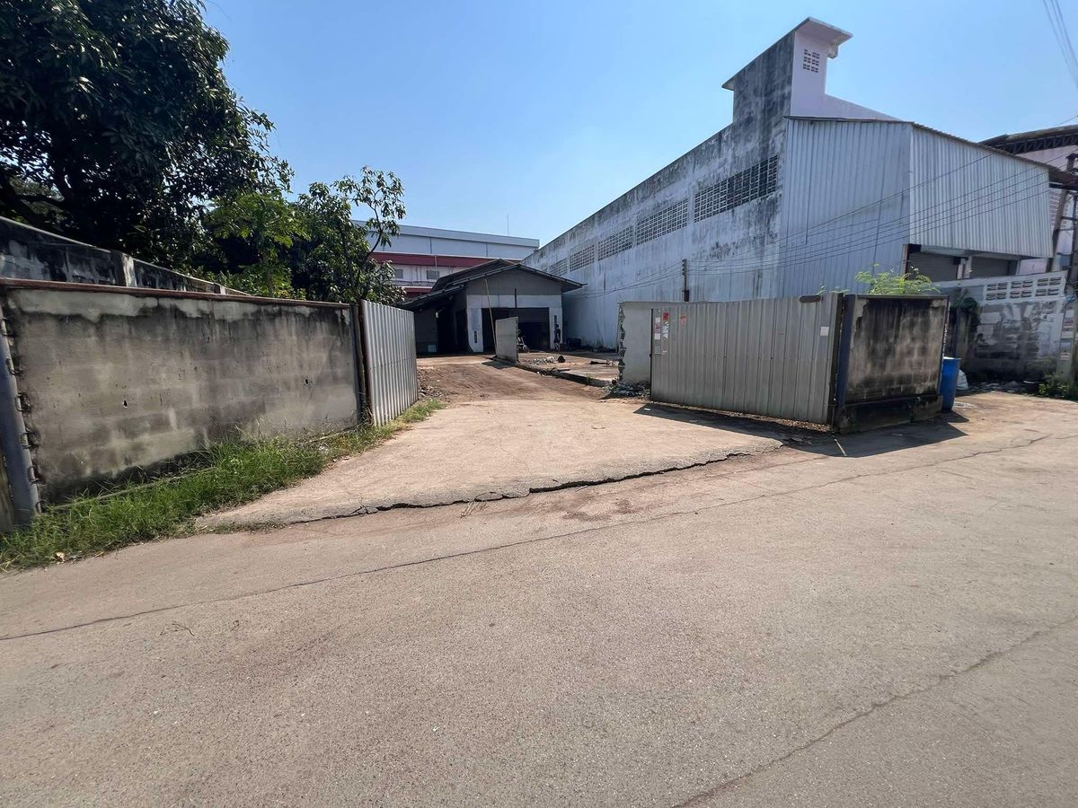 For RentWarehouseRama 2, Bang Khun Thian : Warehouse for rent, area 900 sq m., Tha Kham, Anan Ngam Charoen, near Central Rama 2, good location, many entrances and exits, trailers can enter and exit.