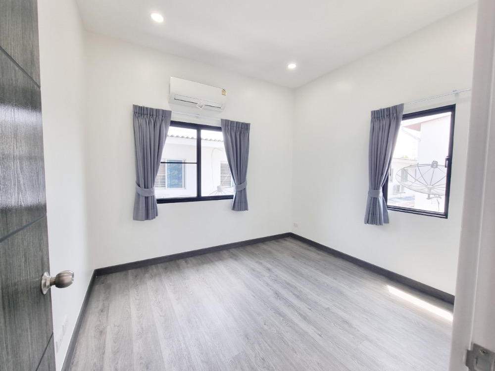 For SaleHouseLadkrabang, Suwannaphum Airport : K-5941 Urgent sale! Twin house, Pruksa WE/2 On Nut Rama 9, corner house, near Airport Link