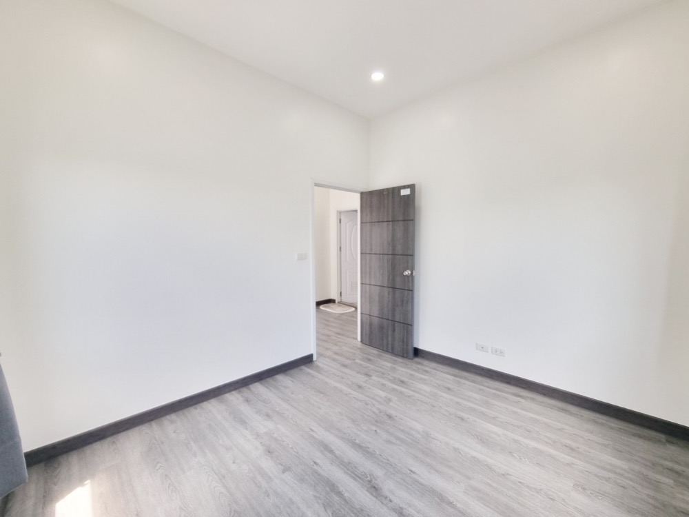 For SaleHouseLadkrabang, Suwannaphum Airport : K-5941 Urgent sale! Twin house, Pruksa WE/2 On Nut Rama 9, corner house, near Airport Link