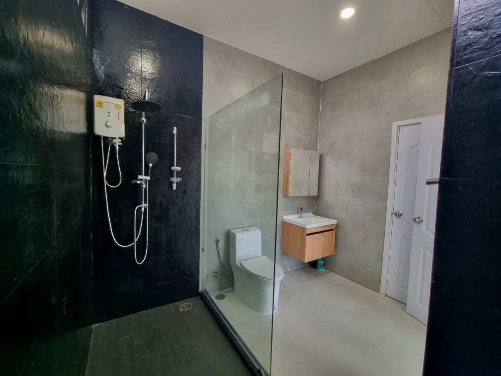 For SaleHouseLadkrabang, Suwannaphum Airport : K-5941 Urgent sale! Twin house, Pruksa WE/2 On Nut Rama 9, corner house, near Airport Link