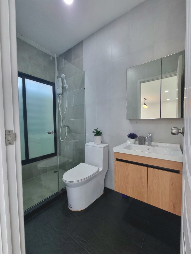 For SaleHouseLadkrabang, Suwannaphum Airport : K-5941 Urgent sale! Twin house, Pruksa WE/2 On Nut Rama 9, corner house, near Airport Link