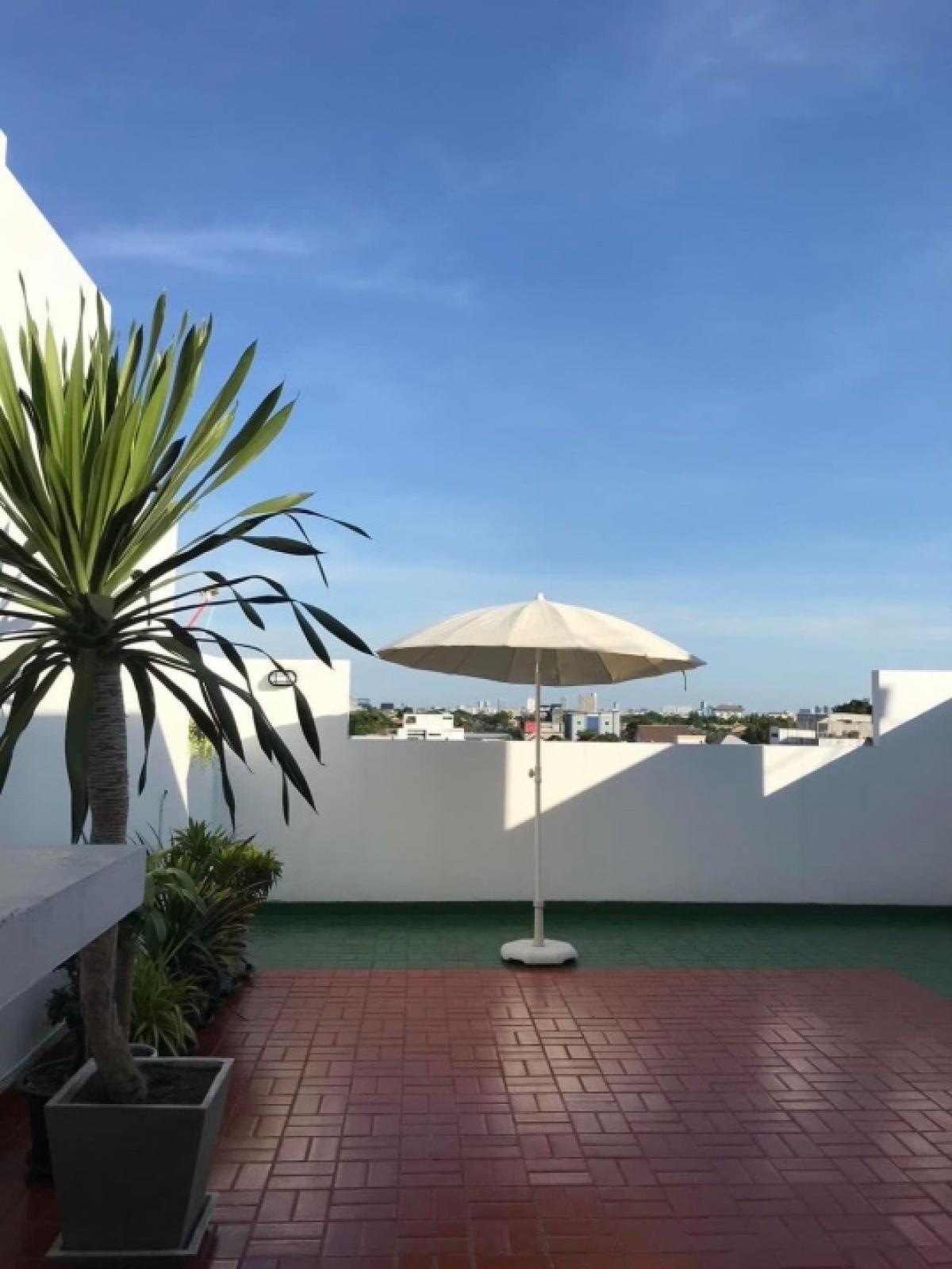 ขายทาวน์โฮมพัฒนาการ ศรีนครินทร์ : 📢👇 Baan Green Town, 5 storey townhouse, rent period at least 2 years, pet not allowed, pool view, fully furnished, ready to move in