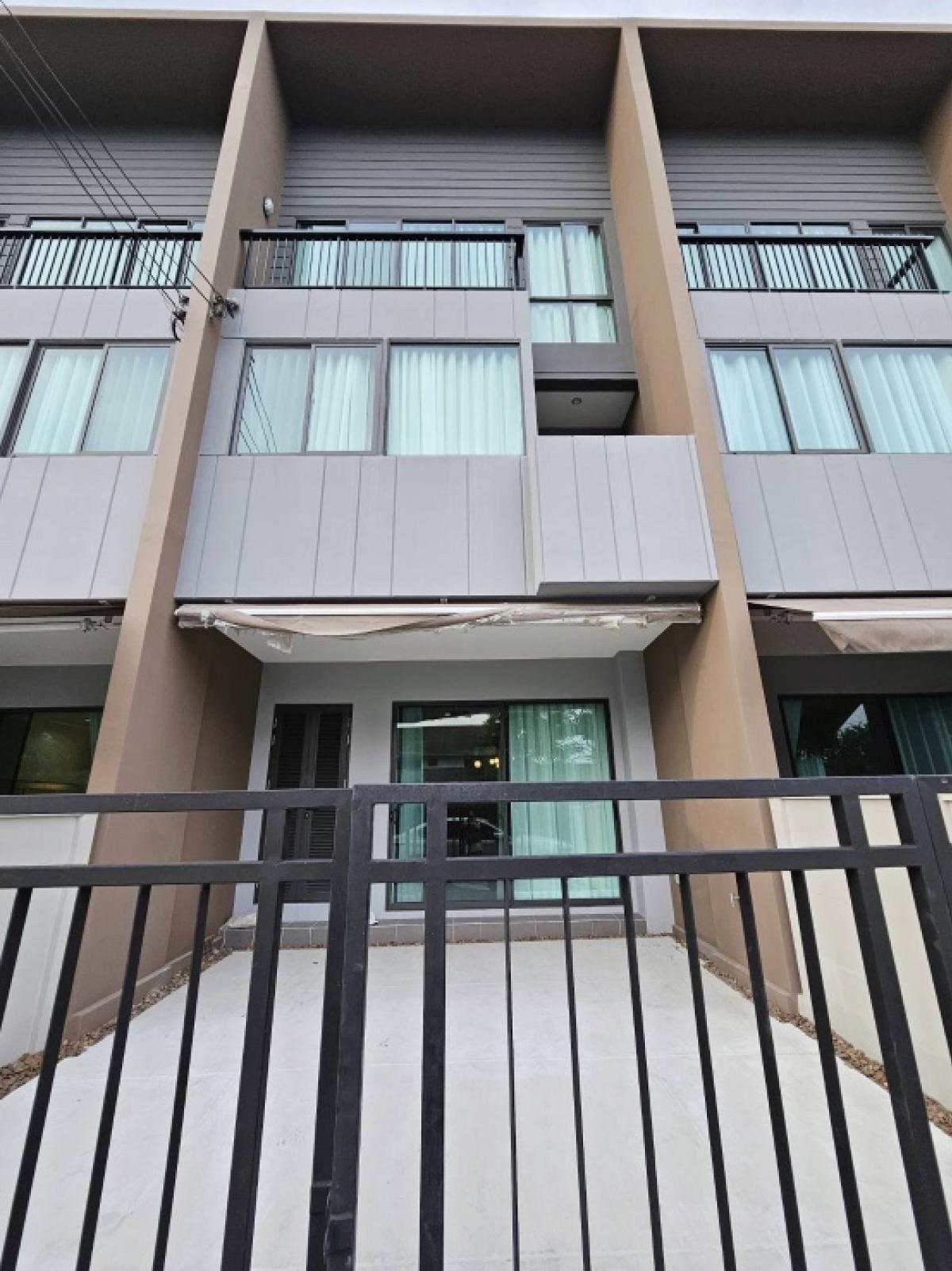 For RentTownhomeMin Buri, Romklao : For rent #New house #Very good location #Convenient store in front of the alley Baan Klang Muang Rama 9 - Krungthep Kreetha New house, no one has ever lived in it, fully decorated, ready to move in