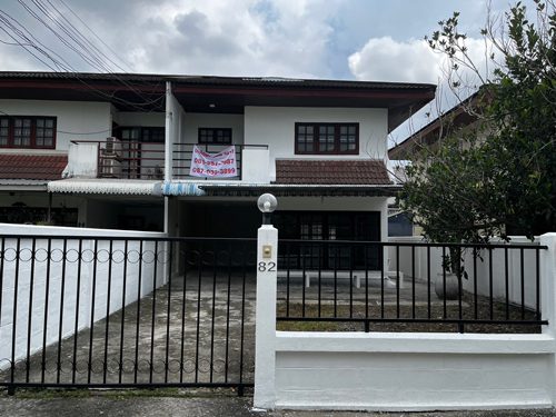 For RentTownhomeMin Buri, Romklao : Townhouse for rent, Theppana Village, Ramkhamhaeng 179, quiet, clean, comfortable, opposite is an open area, no other houses, 2 floors, 3 bedrooms, 2 bathrooms, 1 living room, 1 kitchen, parking for 2 cars.