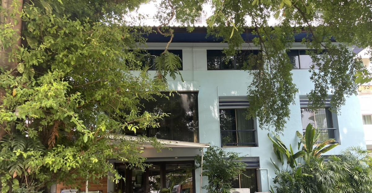 For SaleHome OfficeSukhumvit, Asoke, Thonglor : Land for sale with 3-storey building, Sukhumvit 39, area 135 square wah