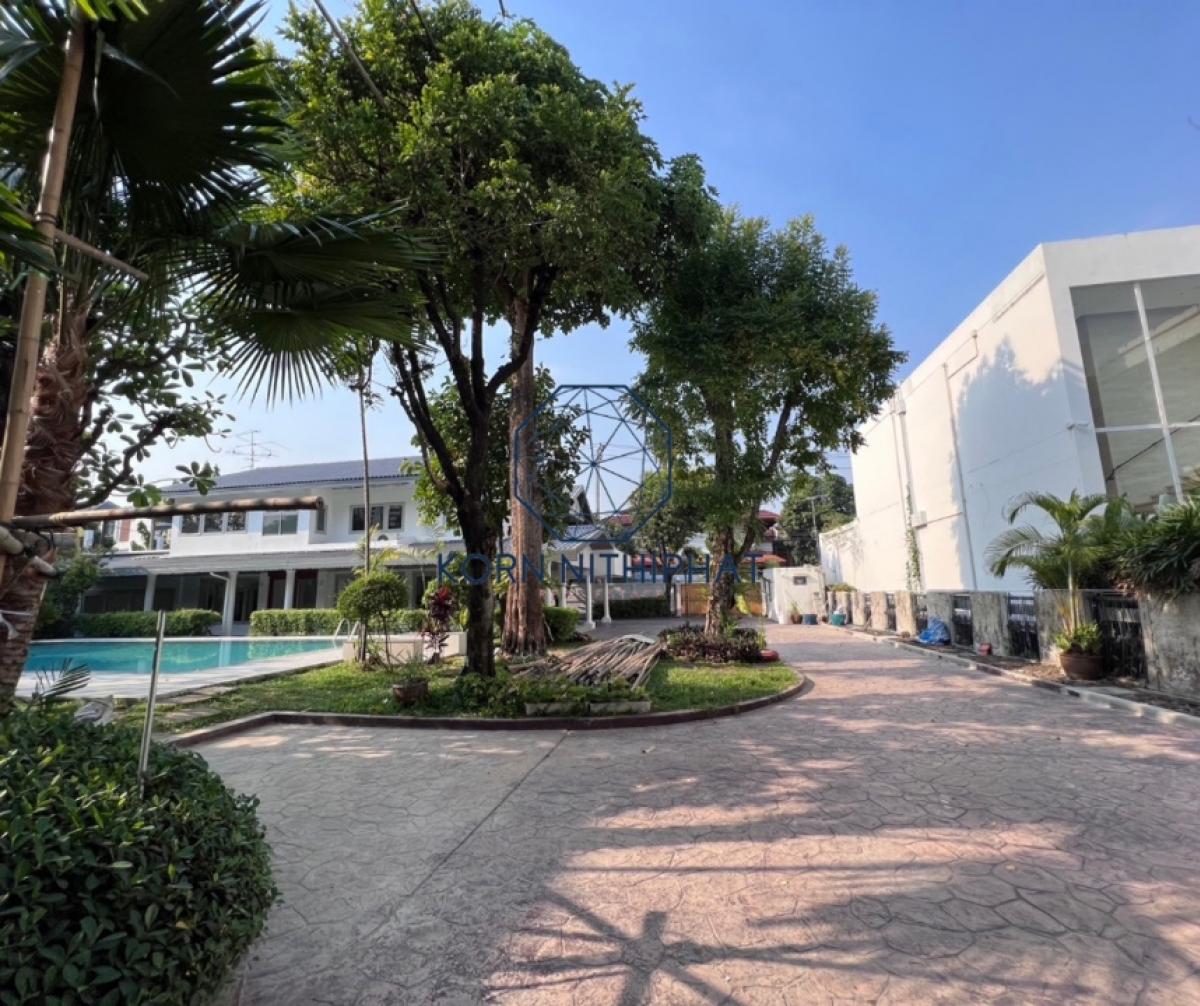 ให้เช่าบ้านสุขุมวิท อโศก ทองหล่อ : For Rent Exclusive Baan Villa Ekamai, Sukhumvit 63, Bangkok with Private Pool Villa, Welcome Pet-friendly and Huge Green Lawn