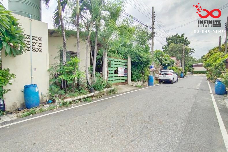 For SaleLandSamut Prakan,Samrong : Land for sale with room, area 51.2 square wah, Theparak Road, Samut Prakan