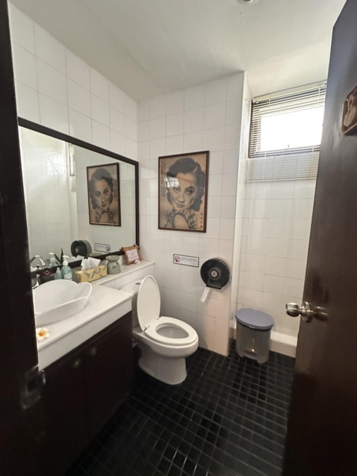 For SaleHome OfficeSukhumvit, Asoke, Thonglor : Land for sale with 3-storey building, Sukhumvit 39, area 135 square wah