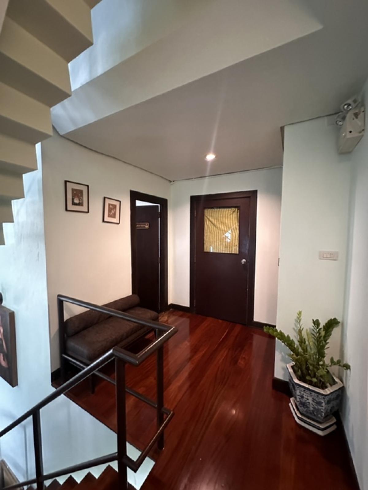 For SaleHome OfficeSukhumvit, Asoke, Thonglor : Land for sale with 3-storey building, Sukhumvit 39, area 135 square wah