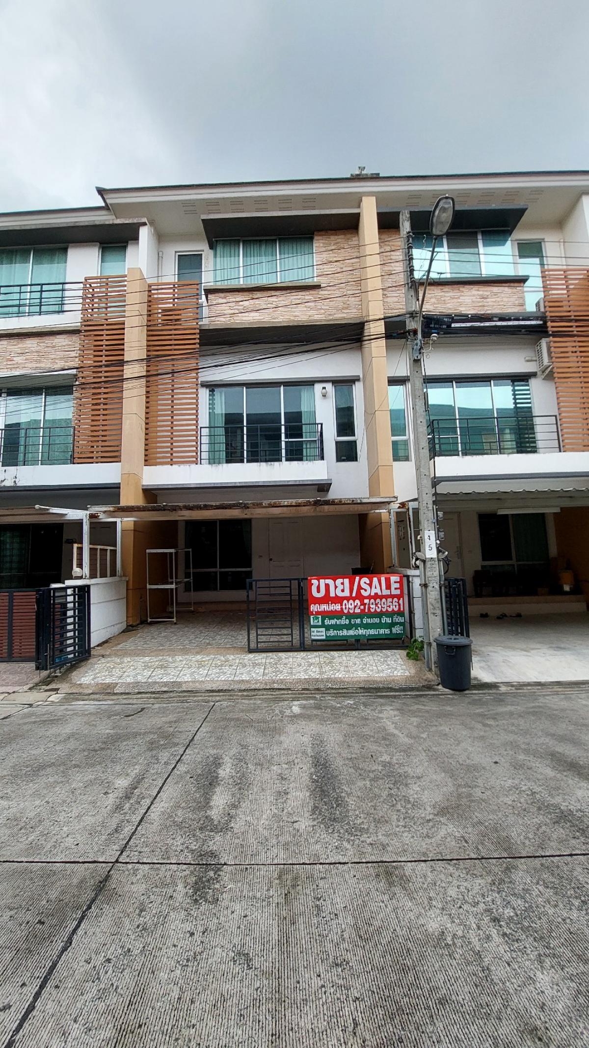 ขายทาวน์โฮมรามคำแหง หัวหมาก : Town Home 3.5 ชั้น ทาวน์พลัส หัวหมาก พื้นที่ใช้สอย 179 ตรม. ขนาด 3นอน 4น้ำ 2จอดรถ เจ้าของตัดใจขายขาดทุน 3.8 ล้านบาท