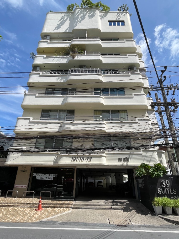 For RentCondoSukhumvit, Asoke, Thonglor : For rent 39 Suites Condo, newly renovated, size 60 sq m., 2 bedrooms, 1 bathroom, ready to move in, Sukhumvit 39-49, about 10-15 minutes walk from BTS Phrom Phong.