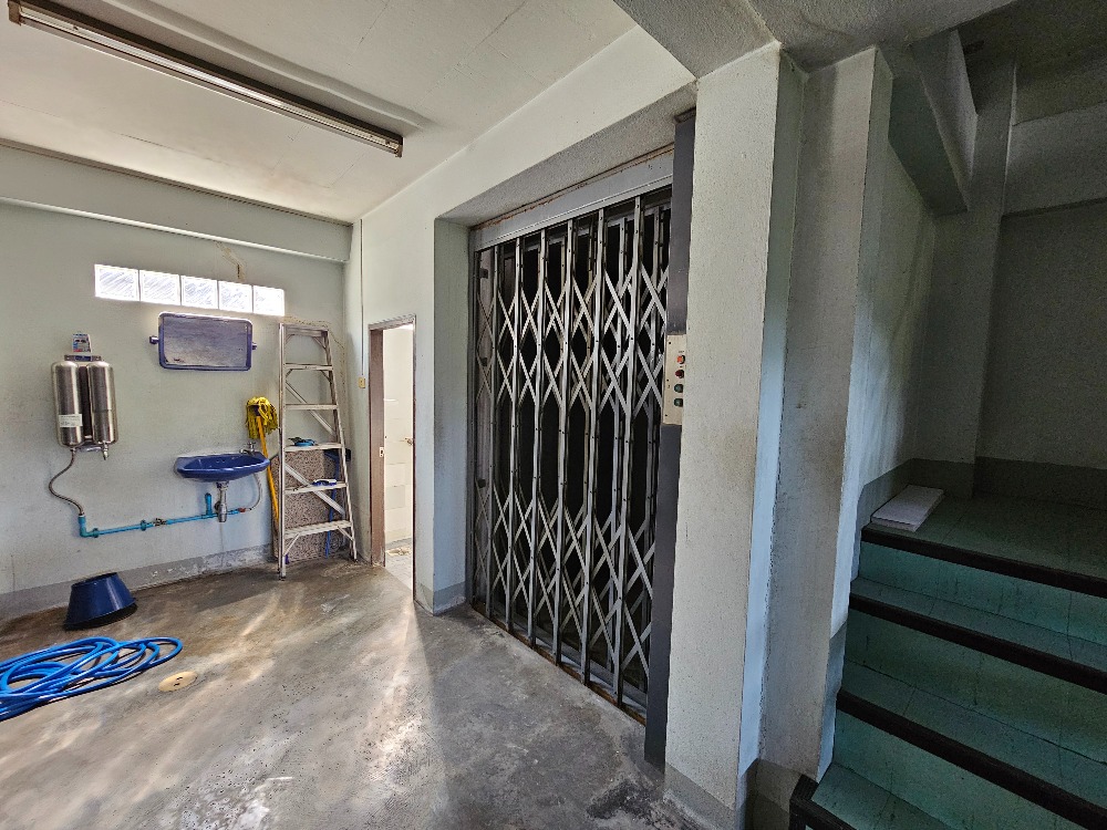 For SaleShop HouseBang kae, Phetkasem : 3-unit commercial building, Soi Petchkasem 88, 500 m. from Petchkasem Road, near Lak Song MRT Station