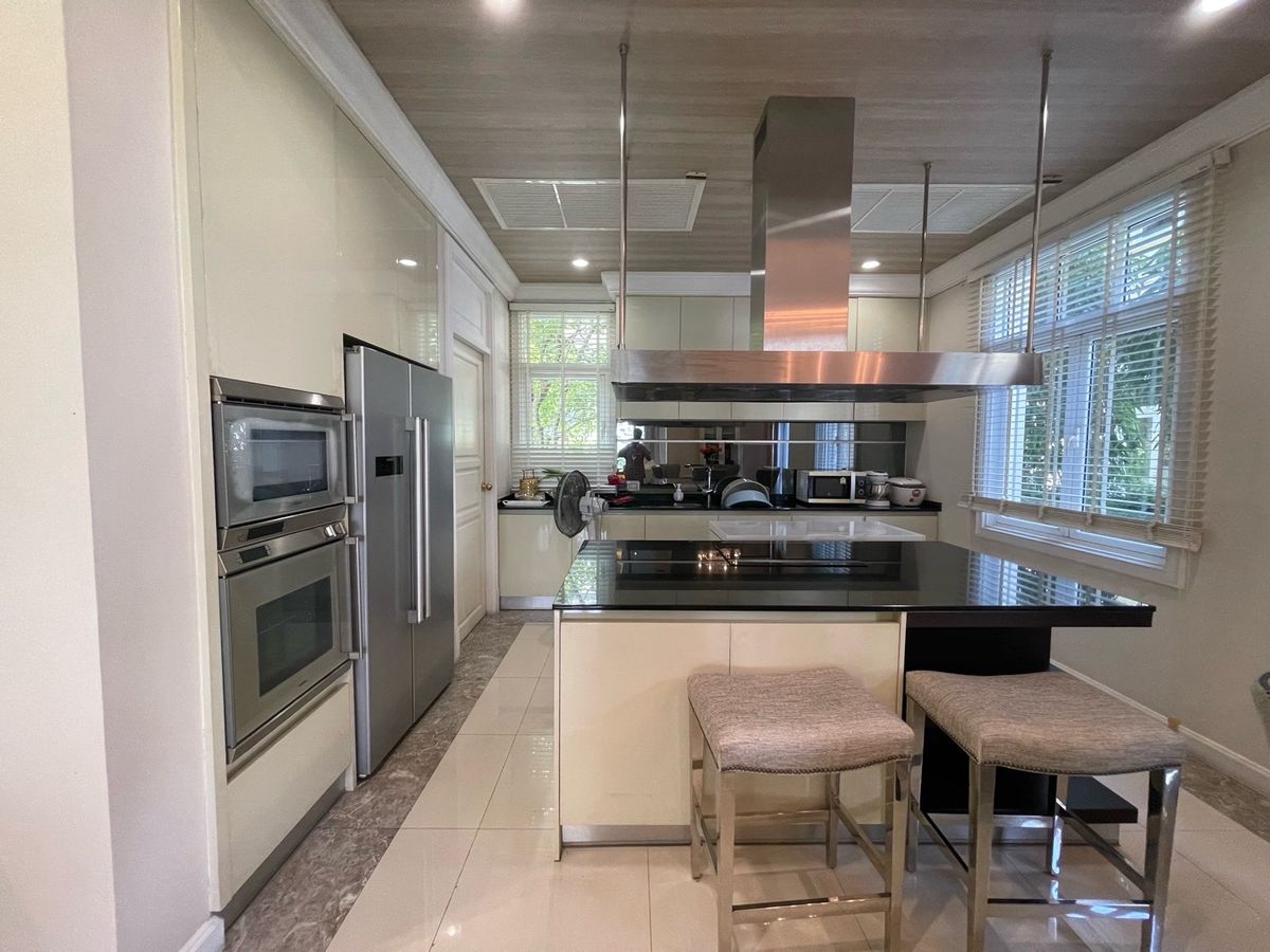 ขายบ้านเกษตร นวมินทร์ ลาดปลาเค้า : บ้านเดี่ยวหรูหลังใหญ่ในหมู่บ้านเดอะ รอยัล เรสซิเดนซ์ ทำเลเกษตร–นวมินทร์ ติดวิลล่า มาร์เก็ต