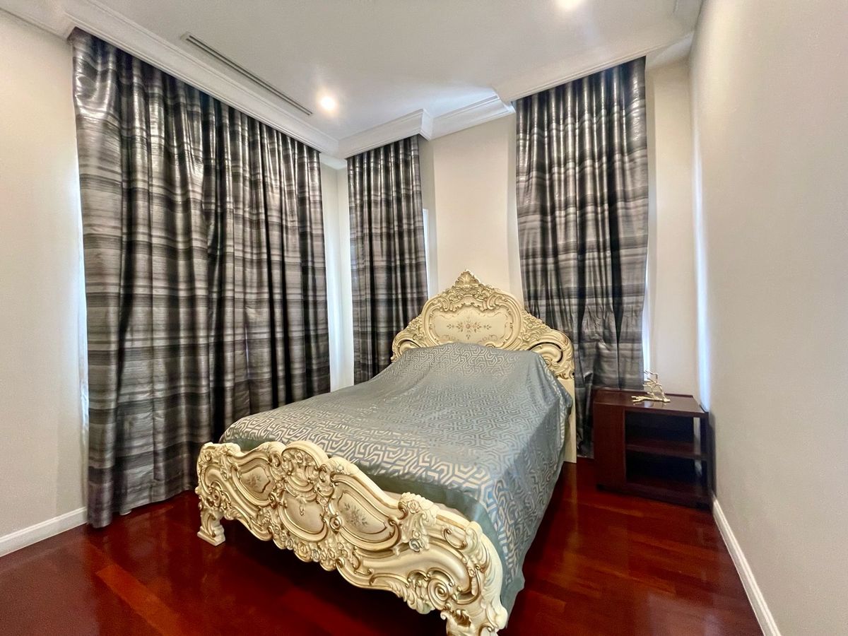 ขายบ้านเกษตร นวมินทร์ ลาดปลาเค้า : บ้านเดี่ยวหรูหลังใหญ่ในหมู่บ้านเดอะ รอยัล เรสซิเดนซ์ ทำเลเกษตร–นวมินทร์ ติดวิลล่า มาร์เก็ต