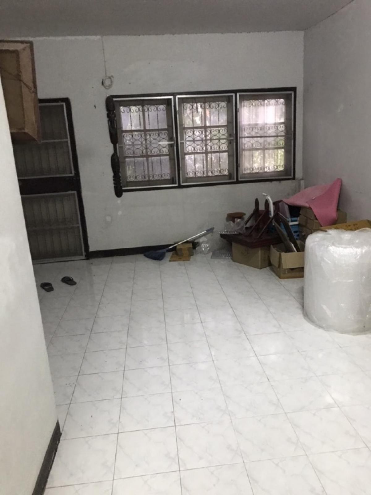For SaleTownhomeRama 2, Bang Khun Thian : ❤️❤️ For sale, Sinthavee Village, Project 6, size 16 sq m, 2 bedrooms, 2 bathrooms, price only 1.8 million, parking for 1 car, ready to sell, interested, line tel 0859114585. Near Bangmod Hospital, Central Rama 2, Big C Rama 2, convenient transportation