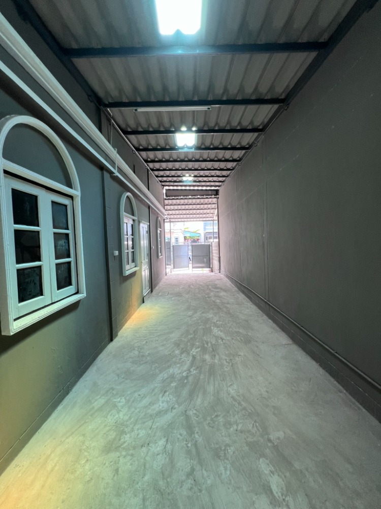 For SaleTownhomeEakachai, Bang Bon : Townhouse with a solid structure, newly renovated, located in Soi Ekachai 135. Great price at 3.2 million baht, no common fees.