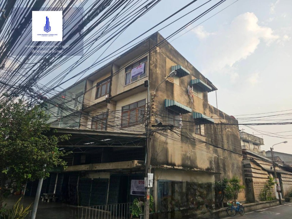 For SaleShop HouseSamut Prakan,Samrong : Ex for sale: 3-storey commercial building with mezzanine, 2 corner rooms with warehouse at the back. The building faces north. There is parking in front for 5 cars.