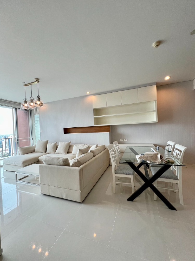 ให้เช่าคอนโดสุขุมวิท อโศก ทองหล่อ : Fullerton Spacious 2-Bedroom, High Floor 75,000 per month