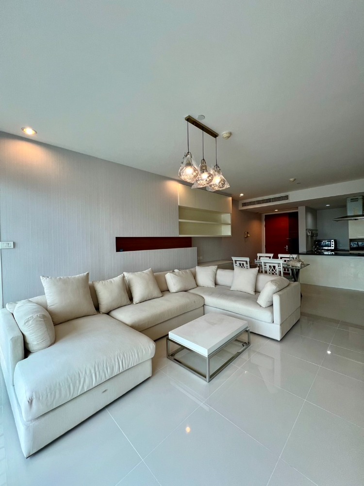 ให้เช่าคอนโดสุขุมวิท อโศก ทองหล่อ : Fullerton Spacious 2-Bedroom, High Floor 75,000 per month