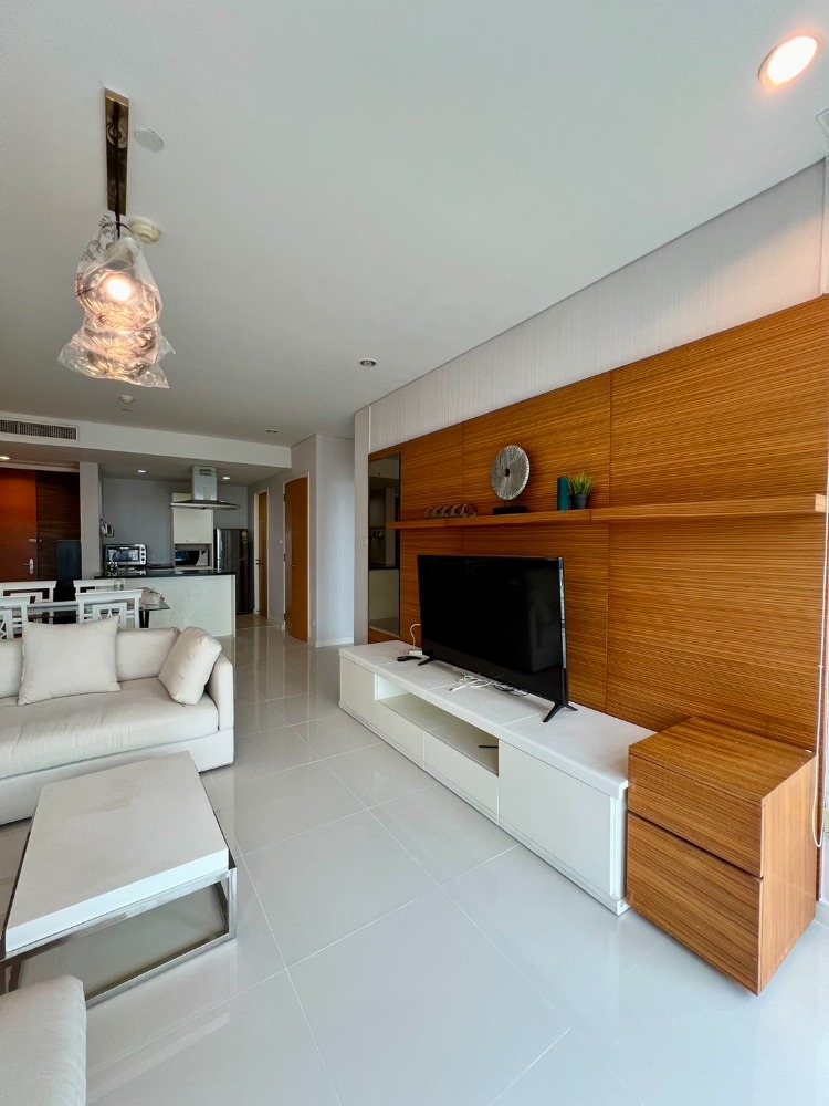ให้เช่าคอนโดสุขุมวิท อโศก ทองหล่อ : Fullerton Spacious 2-Bedroom, High Floor 75,000 per month