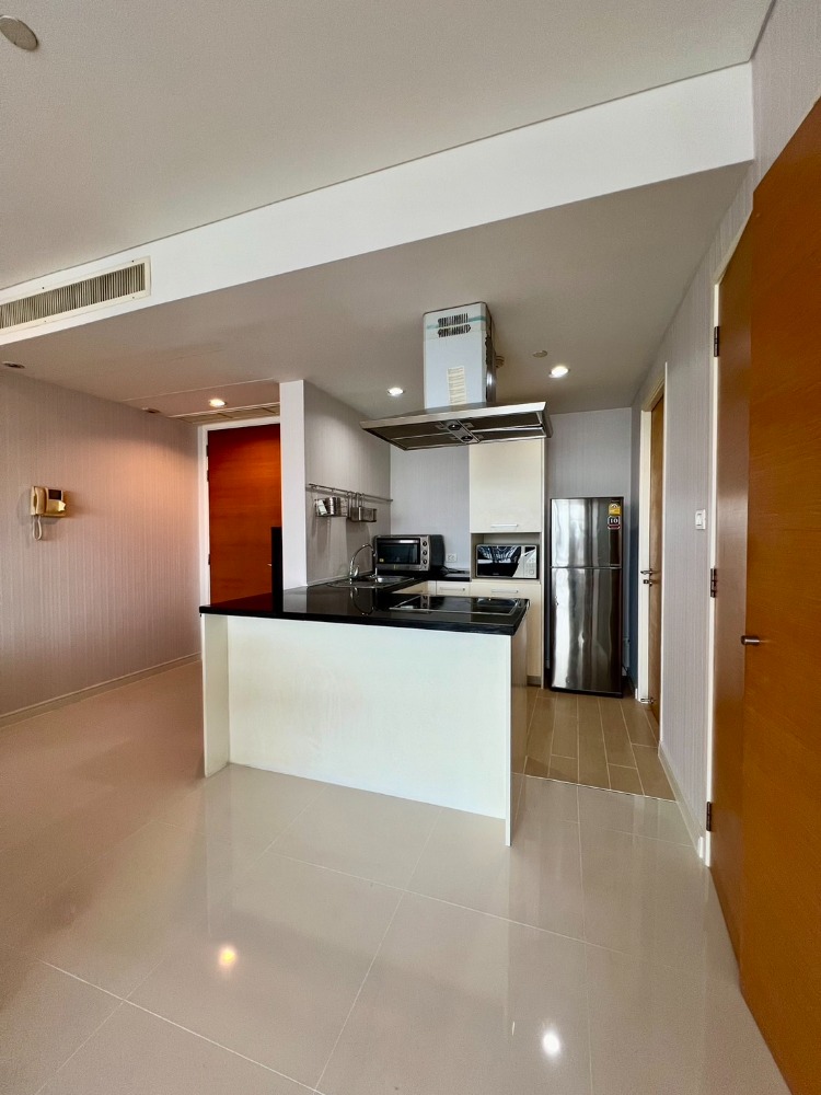 ให้เช่าคอนโดสุขุมวิท อโศก ทองหล่อ : Fullerton Spacious 2-Bedroom, High Floor 75,000 per month