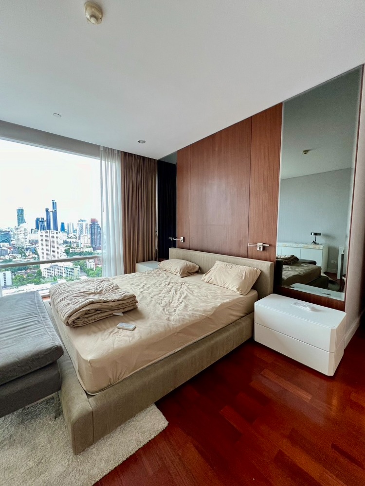ให้เช่าคอนโดสุขุมวิท อโศก ทองหล่อ : Fullerton Spacious 2-Bedroom, High Floor 75,000 per month