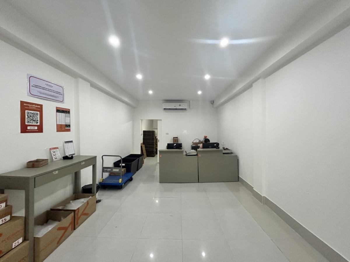 For SaleShop HouseRatchadapisek, Huaikwang, Suttisan : Commercial building for sale, 3.5 floors ++Good location for trading, only 500 meters from MRT Huai Khwang+++Pracha Rat Bamphen Road 13 (Soi 20 June)